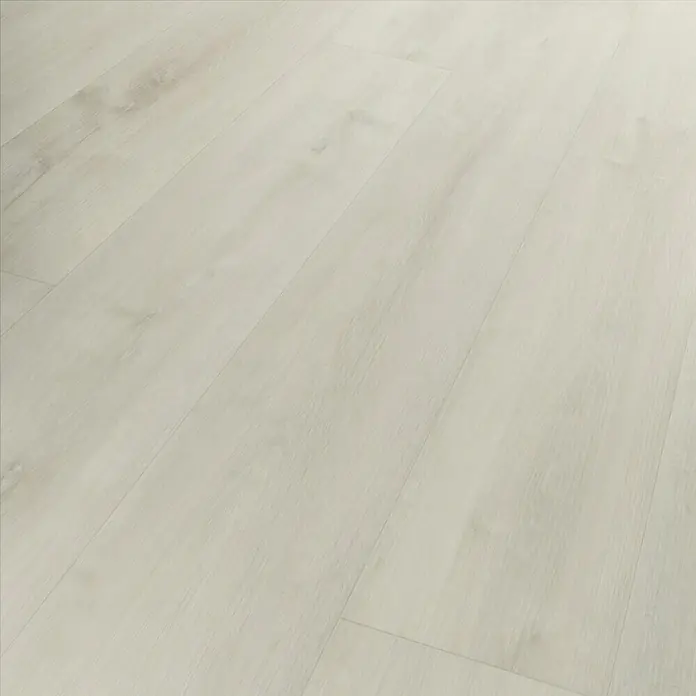 Fixed Vinylboden - Weißeiche, Landhausdiele, 1.219 x 184 x 2,5 mm - Nahaufnahme von hellem Laminatboden. Das Bodenmuster zeigt eine dezente Holzmaserung und eine glatte Oberfläche für ein modernes Ambiente.