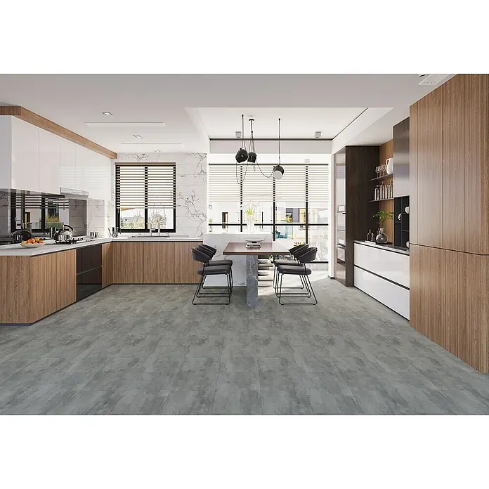 Fixed Vinylbodenmuster - Beton, 280 x 160 x 2,5 mm, Steinoptik - Das Bild zeigt eine moderne Küche mit Holzelementen, einer Kücheninsel mit Sitzgelegenheiten und grauem Boden, die eine elegante Atmosphäre schafft.