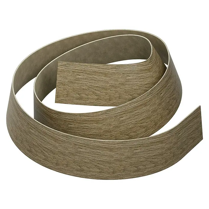 CUCINE Umleimer 4039 Pati Oak - L x H: 65 x 4,4 cm - Nahaufnahme einer gerollten Sockelleiste mit Holzmaserung auf schwarzem Hintergrund, die Textur und Form des Produkts hervorhebt.