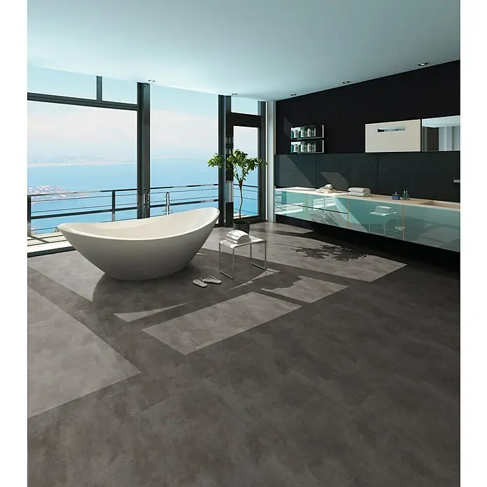 Fixed Vinylbodenmuster - Palma, 280 x 160 x 2,5 mm, Steinoptik - Modernes Badezimmer mit freistehender Badewanne und Meerblick. Das Design zeichnet sich durch klare Linien und hochwertige Materialien aus.