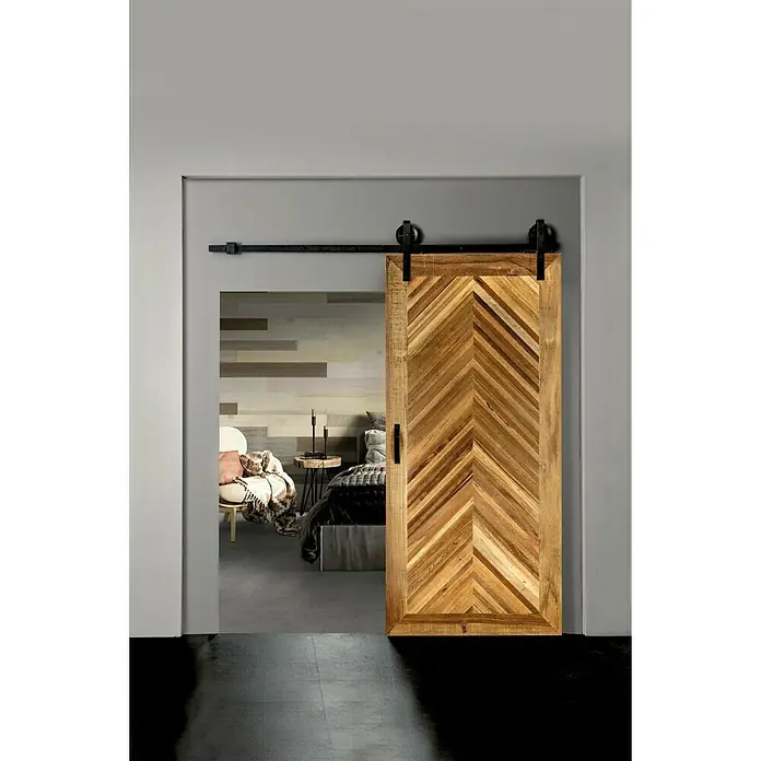 Indo Holzschiebetür Barn Door Semi Solid - 100 x 215 cm, Shorea, Ravenna - Eine rustikale Scheunentür aus Holz mit einem auffälligen Chevron-Muster, die einen modernen Akzent in den Raum bringt.
