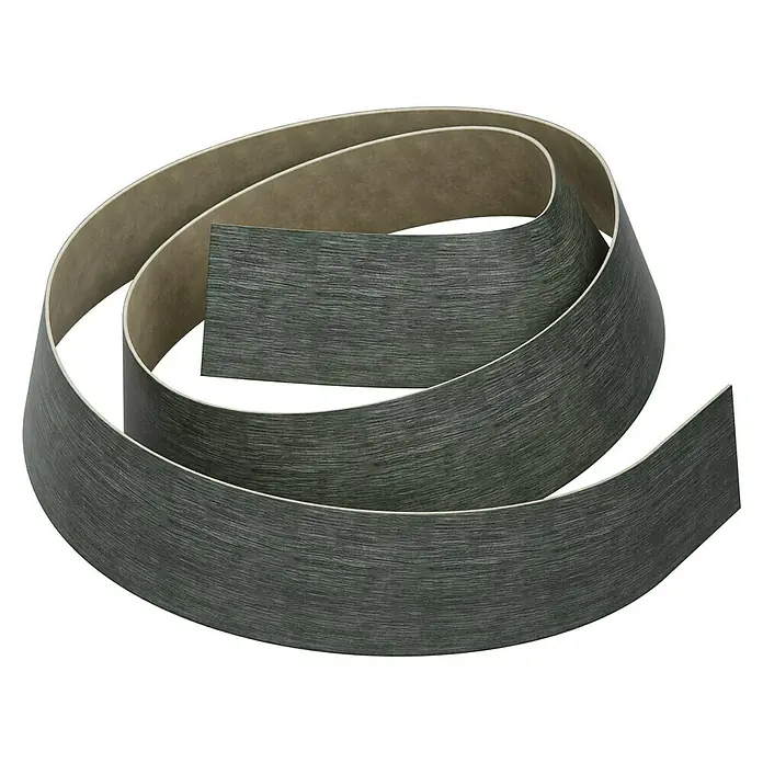CUCINE Umleimer 4038 Luna Wood - L x H: 65 x 4,4 cm - Das Bild zeigt eine flexible Sockelleiste in Holzoptik, die aufgerollt ist und ihre Biegsamkeit und das realistische Design hervorhebt.
