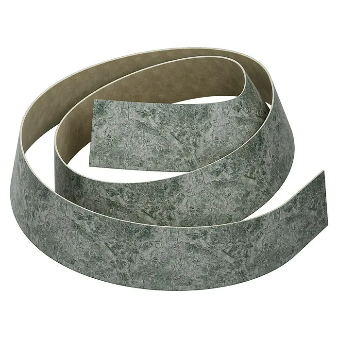 CUCINE Umleimer 3581 Lea Stone - L x H: 65 x 4,4 cm - Abbildung einer flexiblen Beetumrandung in Steinoptik, ideal für die Gartengestaltung. Die Beetumrandung ist aufgerollt und zeigt ihre flexible Form.