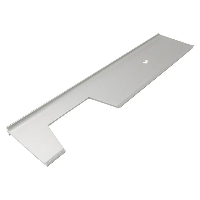 CUCINE Verbindungsprofil - 64 x 3,8 cm, Passend für: CUCINE Küchenarbeitsplatten Tiefe 63,5 cm - Nahaufnahme eines silbernen Produktablageblechs, das sich ideal für Küchengeräte eignet.