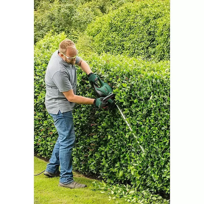 Bosch Elektro-Heckenschere UniversalHedgeCut 60 - 480 W, Schnittlänge: 60 cm - Anwendungsbeispiel