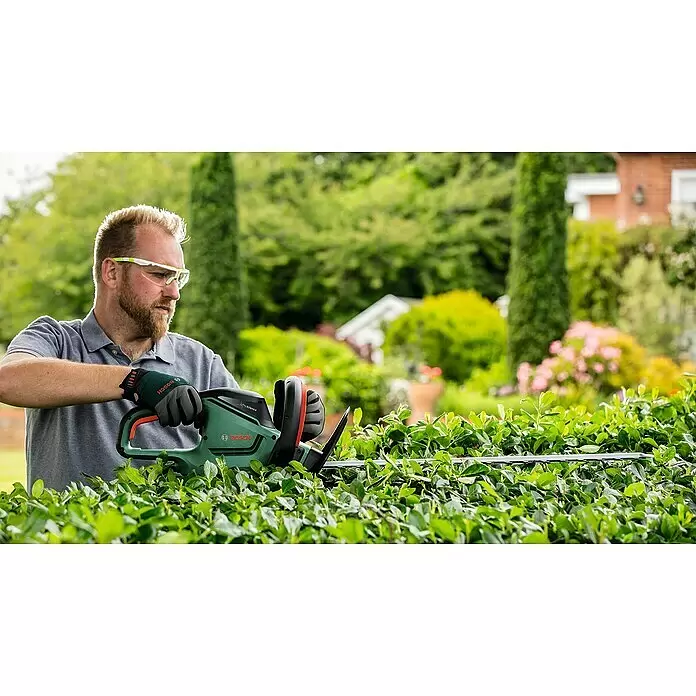 Bosch Elektro-Heckenschere UniversalHedgeCut 50 - 480 W, Schnittlänge: 50 cm - Anwendungsbeispiel