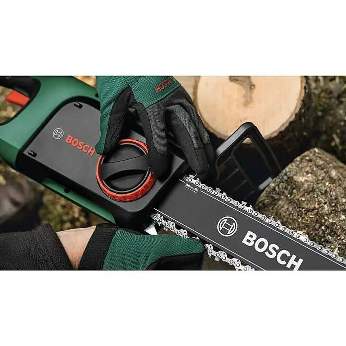 Bosch Elektro-Kettensäge UniversalChain 40 - 1.800 W, Schwertlänge: 40 cm - Nahaufnahme einer Bosch Kettensäge mit einer Person, die mit Handschuhen die Kette überprüft, bereit für den Einsatz.