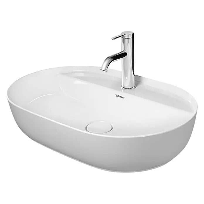 Duravit Luv Aufsatzwaschbecken - 80 x 40 cm, Ohne Spezialglasur, Hahnloch: Mitte, Ohne Überlauf, Weiß Seidenmatt - Ein ovales, weißes Aufsatzwaschbecken mit einer glänzenden Armatur auf einem dunklen Hintergrund.