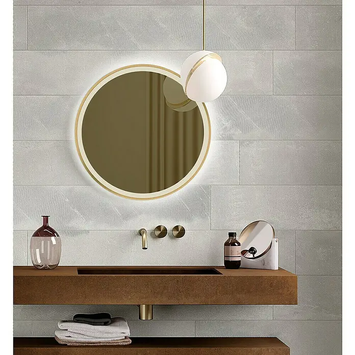 DSK Lichtspiegel Desire - Durchmesser: 55 cm, Bronze, Leuchtmittel - Ein modernes Badezimmer mit einem runden Spiegel mit LED-Beleuchtung, einer hölzernen Waschtischplatte und stilvollen Armaturen.