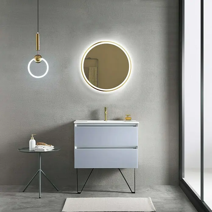DSK Lichtspiegel Desire - Durchmesser: 55 cm, Bronze, Leuchtmittel - Das moderne Badezimmer verfügt über einen Unterschrank mit zwei Schubladen, einen runden Spiegel und eine stilvolle Hängeleuchte.