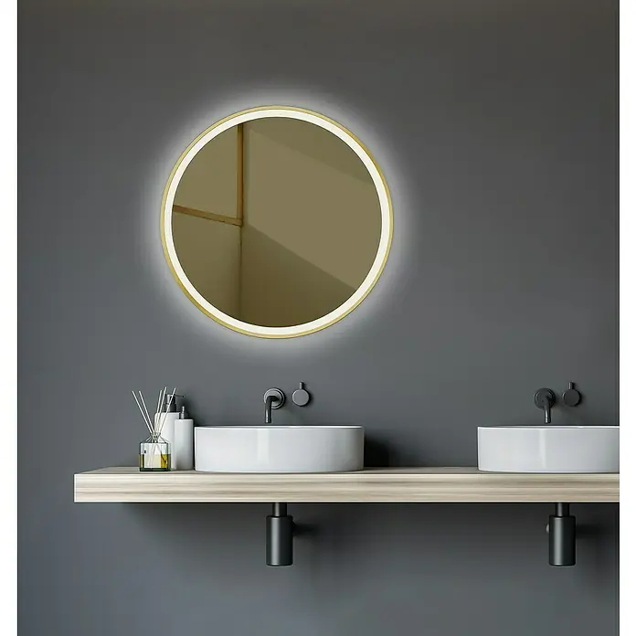 DSK Lichtspiegel Desire - Durchmesser: 55 cm, Bronze, Leuchtmittel - Stilvolles Badezimmer-Interieur mit einem runden Spiegel mit Hintergrundbeleuchtung über zwei modernen Waschbecken und einer Holzablage.