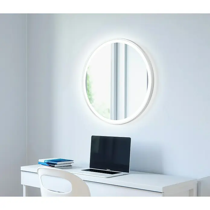 DSK Lichtspiegel Desire - Durchmesser: 55 cm, Weiß, Leuchtmittel - Stilvoller runder Spiegel mit Beleuchtung über einem Schreibtisch mit Laptop und Büchern. Elegantes Design für moderne Räume.