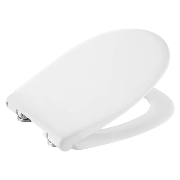Roca Mitos Tapa de WC - Termoplástico, Blanco - Primer plano de un asiento de inodoro blanco con tapa sobre un fondo negro, mostrando un diseño limpio y minimalista.