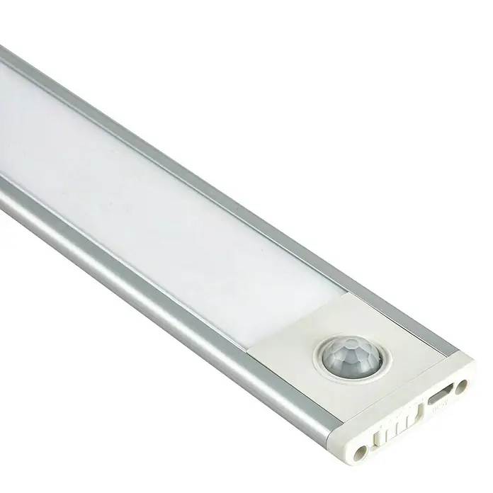 Tween Light LED-Unterbauleuchte Sotto - 1,5 W, Länge: 30 cm, Neutralweiß, Micro-USB-Anschluss - Nahaufnahme einer LED-Leuchte mit Bewegungssensor und silbernem Gehäuse, ideal für Schränke oder dunkle Bereiche.