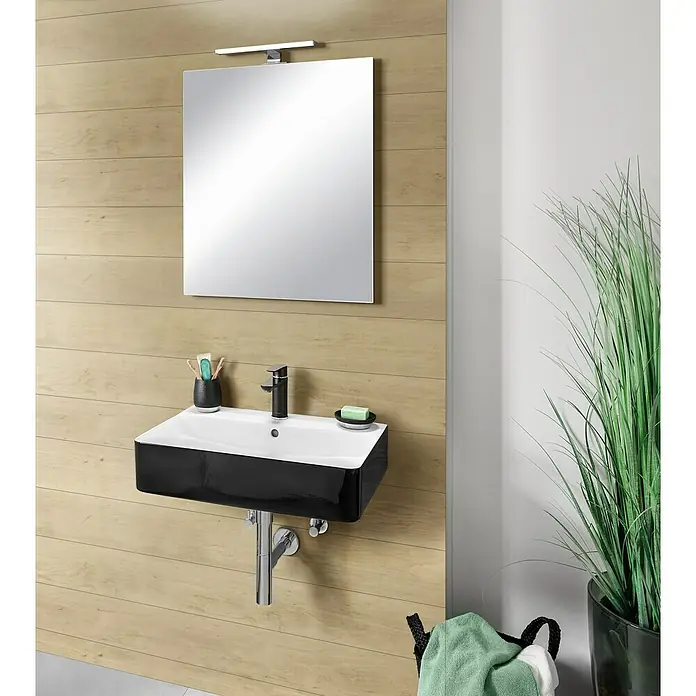 Camargue Waschtisch Miami Twice - 60,5 x 42 cm, Ohne Spezialglasur, Hahnloch: Mitte, Mit Überlauf, Schwarz - Modernes Badezimmer-Interieur mit einem stilvollen Waschtisch mit Unterschrank in Schwarz und Weiß, einem Spiegel und einer Pflanze für eine frische Atmosphäre.
