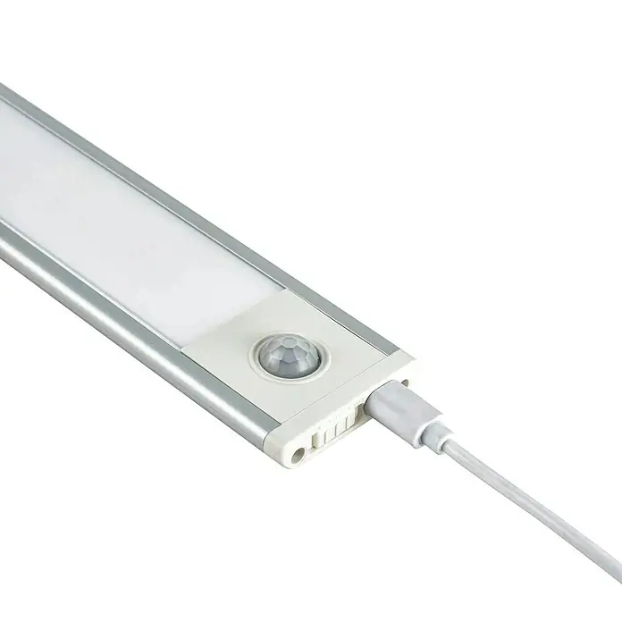 Tween Light LED-Unterbauleuchte Sotto - 1,5 W, Länge: 30 cm, Neutralweiß, Micro-USB-Anschluss - Detailaufnahme einer LED-Leuchte mit Bewegungssensor, die mit einem USB-Kabel verbunden ist. Das Licht ist länglich und schlank.