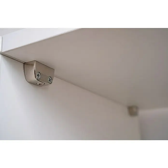 Room Plaza Easy Doing KorpusverbinderPassend für: Room Plaza Easy Doing Schiebetür-Bau-Sets, 4 Stk. - Detailaufnahme eines Schranks mit Fokus auf den metallenen Regalbodenhalter, der mit zwei Schrauben befestigt ist.