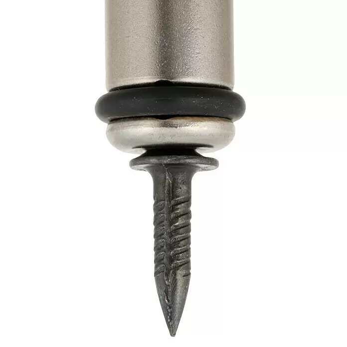 Einschlag-Werkzeug - Geeignet für: Betonnägel - Stahlbetonnagel mit texturiertem Schaft, spitzer Spitze, schwarzem Dichtungsring und Metallgehäuse.