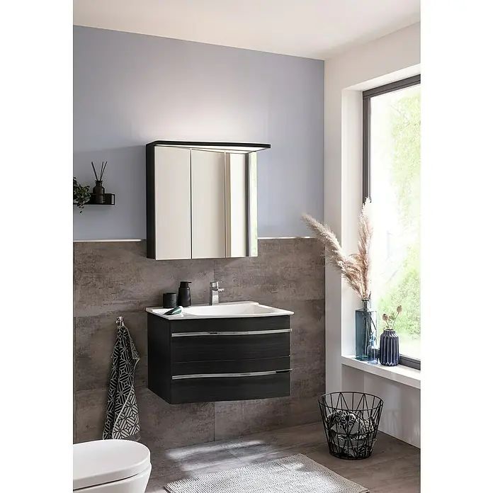 Camargue Lineo Einbauwaschbecken - 71 x 56,5 cm, Weiß, DIN Anschlag: Rechts - Modernes Badezimmer-Interieur mit einem eleganten Waschbeckenunterschrank in dunklem Holz und einem passenden Spiegelschrank mit integrierter Beleuchtung.