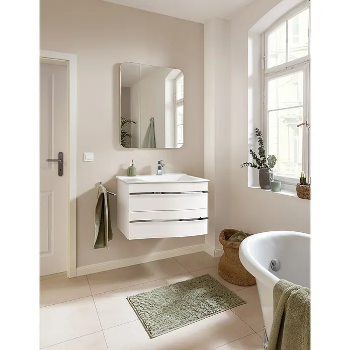 Camargue Lineo LED-Lichtspiegel - 70 x 85 cm - Ein Badezimmer mit einem modernen weißen Waschtisch mit Schubladen, einem Spiegel und einer Badewanne.