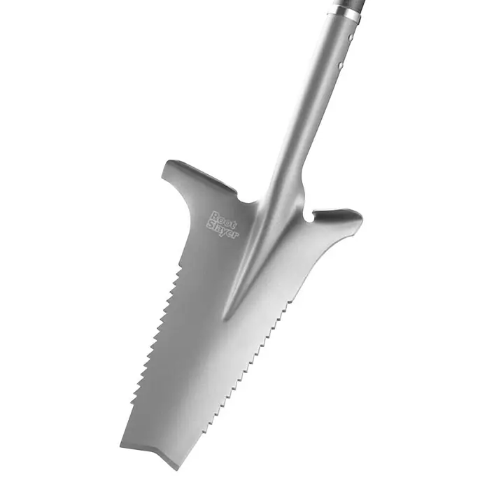 Root Slayer Rodespaten 5in1Mit Tritt, Länge: 113 cm - Das Bild zeigt einen Root Slayer Gartenspaten. Das Werkzeug ist aus Metall gefertigt und hat eine gezackte Kante zum Durchtrennen von Wurzeln.
