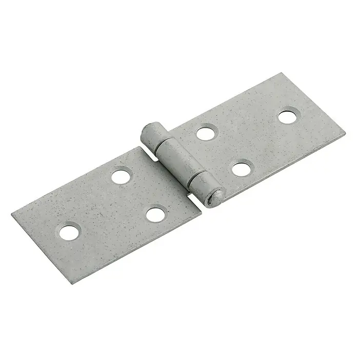 Suki Bisagra - L x An: 100 x 30 mm - Primer plano de una bisagra de color plateado con agujeros para tornillos sobre un fondo negro.