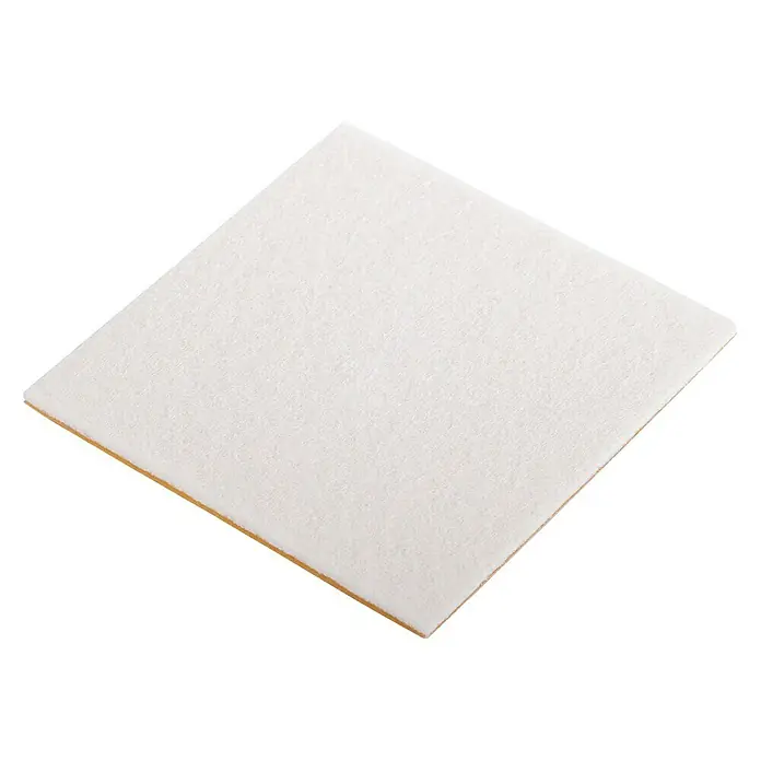 Suki Patín antideslizante para alfombras - Diámetro: 100 mm, Blanco, Pegado, An x Al: 100 x 100 mm, 1 pzs. - Almohadilla cuadrada blanca con borde beige, ideal para aplicaciones suaves y uso versátil.