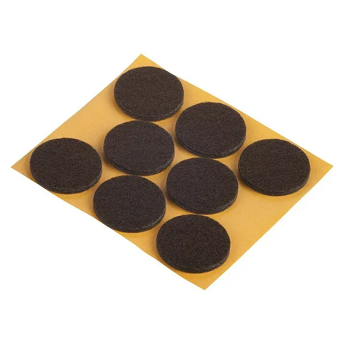 Fix-o-moll Filzgleiter - Durchmesser: 28 mm, Kleben, 8 Stk., Braun - Ein Blatt mit acht runden, selbstklebenden Filzgleitern in Dunkelbraun, ideal zum Schutz von Böden vor Möbelkratzern.