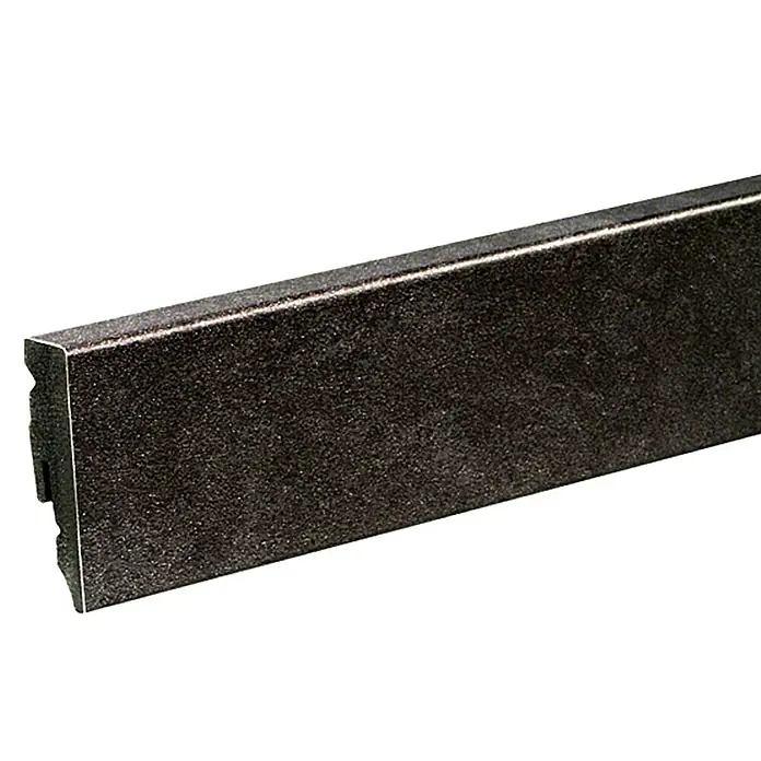 Profiles and more Rodapié KU51L Marbella - 240 cm x 15 mm x 50 mm - Primer plano de un riel de metal negro con una textura ligeramente rugosa, versátil para varios proyectos de construcción o decoración.