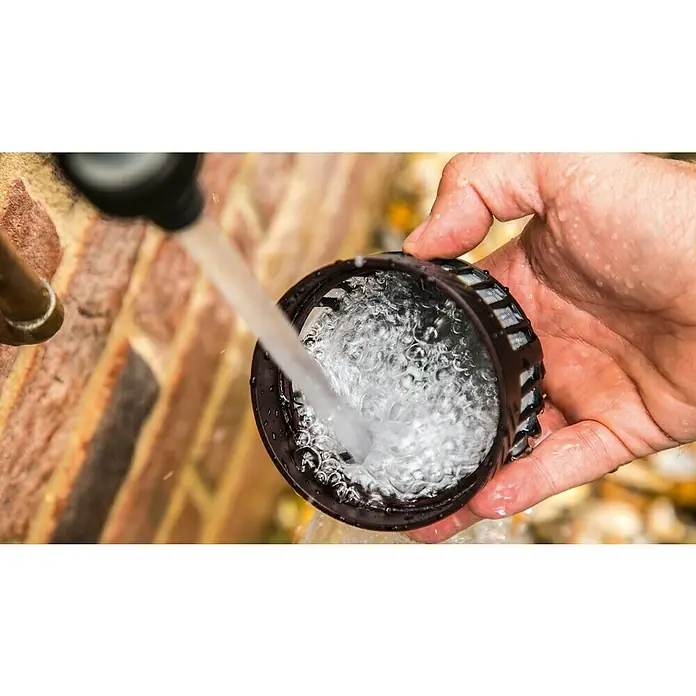 Bosch Power for All 18V Ersatzfilter - Passend für: Bosch Akku-Regenwasserpumpe GardenPump 18 - Nahaufnahme eines Wasserfilters, der unter fließendem Wasser gereinigt wird, um eine optimale Leistung des Geräts zu gewährleisten.