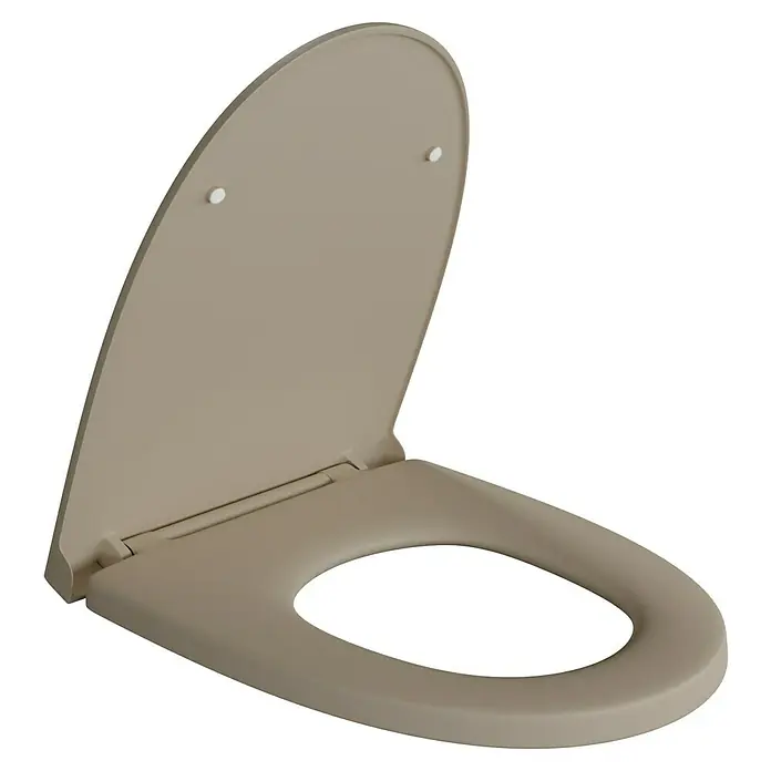 RAK Ceramics Feeling WC-Sitz - Duroplast, Cappuccino, Mit Absenkautomatik - Ein beigefarbener Toilettensitz mit hochgeklapptem Deckel auf schwarzem Hintergrund, der eine moderne und saubere Ästhetik vermittelt.