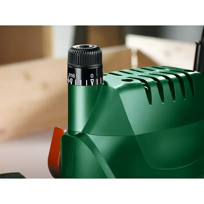 Bosch Oberfräse POF 1400 ACE - 1.400 W, 55 mm - Nahaufnahme eines Hobels mit Tiefenverstellung. Das Werkzeug ist grün mit einem schwarzen Einstellknopf und weißen Markierungen.