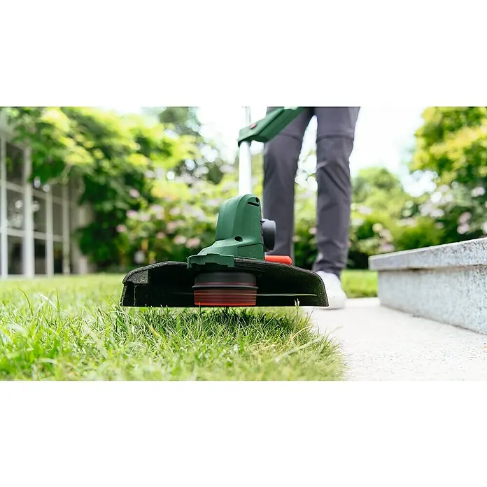 Bosch Power for All 18V Akku-Rasentrimmer UniversalGrassCut 18V-26 - 18 V, 2,5 Ah, 1 Akku - Gras trimmen mit einem grünen Rasentrimmer der Marke Bosch.