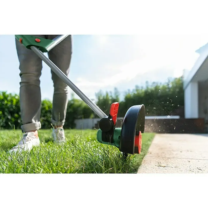 Bosch Power for All 18V Akku-Rasentrimmer UniversalGrassCut 18V-260 - 18 V, 2 Ah, 1 Akku - Akku-Rasentrimmer im Einsatz, der präzise Rasenkanten schneidet. Ideal für einen gepflegten Garten und akkurate Ergebnisse.