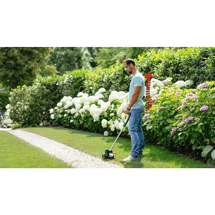 Bosch Power for All 18V Akku-Rasentrimmer UniversalGrassCut 18V-26 - 18 V, Li-Ionen, Ohne Akku - Ein Mann benutzt einen Rasentrimmer der Marke Bosch im Garten, um Rasen zu trimmen. Der Rasentrimmer ist grün und schwarz und hat einen Teleskopstiel.