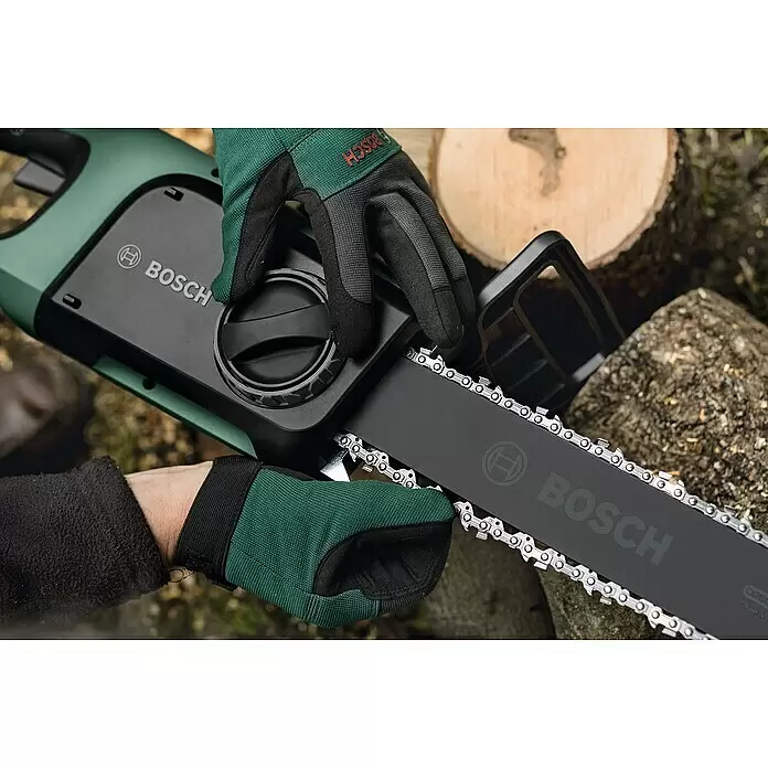 Bosch Elektro-Kettensäge UniversalChain 35 - 1.800 W, Schwertlänge: 35 cm - Eine Person in grünen Bosch-Handschuhen bedient eine grüne und schwarze Bosch-Kettensäge. Die Führungsschiene und Kette sind sichtbar.