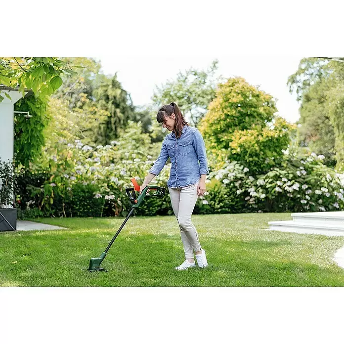 Bosch Power for All 18V Akku-Rasentrimmer EasyGrassCut 18V-230 - 18 V, 2 Ah, Li-Ionen, 1 Akku - Anwendungsbeispiel