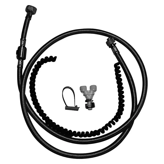 Duravit Anschluss-Set - Passend für: Geberit Monolith Sanitärmodul - Abgebildet ist ein schwarzer Wasserkühler Schlauch mit Y-Splitter. Kühlerschlauch mit Schnellkupplungen und Anschluss für Wasserkühlung.