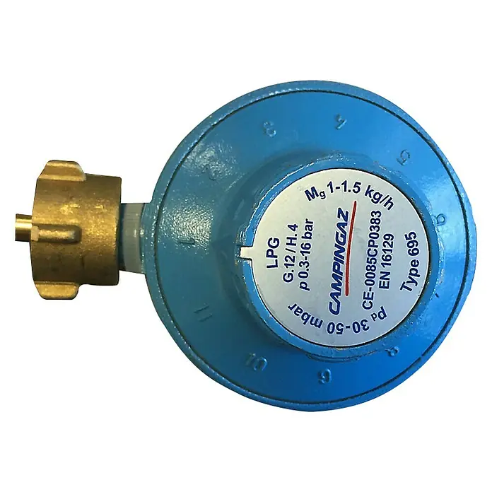 Campingaz Gasdruckregler verstellbar - 30 mBar bis 50 mBar - Nahaufnahme eines blauen Campingaz-Druckreglers mit Messinganschluss und Spezifikationen.