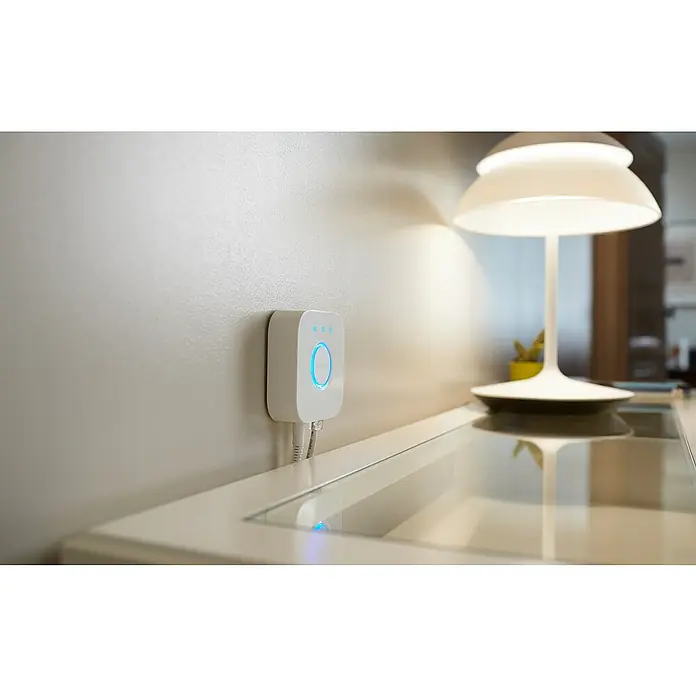 Philips Hue LED-Lampen Set White 1100 matter mit Bridge - E27, Dimmbar, Warmweiß, 1.100 lm, 9,5 W, 2 Stk. - Wandmontierter Philips Hue Bridge mit blauem Lichtring, intelligente Steuerung für Beleuchtungssysteme.