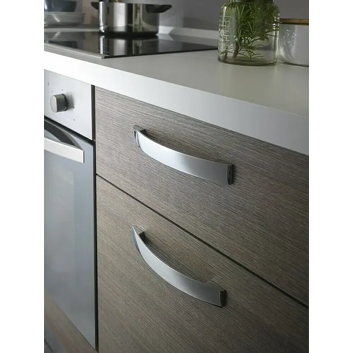 Marinelli Cucine Vormontierte Küchenzeile Rita - Breite: 195 cm, Eiche Grau, Mit Elektrogeräten - Detailaufnahme eines modernen Küchenschranks mit silbernen Griffen und einer glatten Arbeitsplatte.