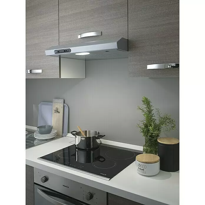 Marinelli Cucine Vormontierte Küchenzeile Rita - Breite: 195 cm, Eiche Grau, Mit Elektrogeräten - Eine moderne Küche mit grauen Holzschränken, weißer Arbeitsplatte, schwarzem Induktionskochfeld mit Topf und silberner Dunstabzugshaube. Frischer Rosmarin sorgt für einen grünen Akzent.