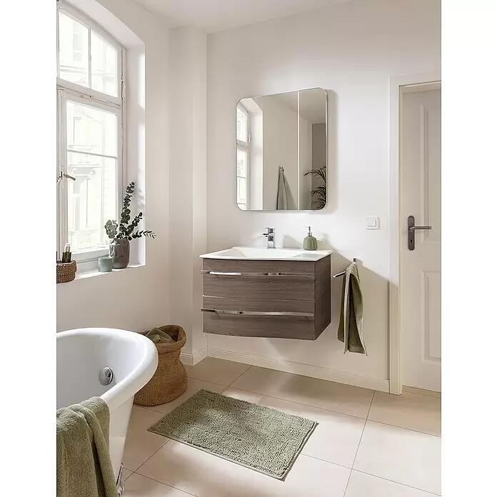 Camargue Lineo LED-Lichtspiegel - 70 x 85 cm - Modernes Badezimmer mit Waschtisch in Holzoptik, Spiegel, weißer Badewanne und grünen Akzenten.