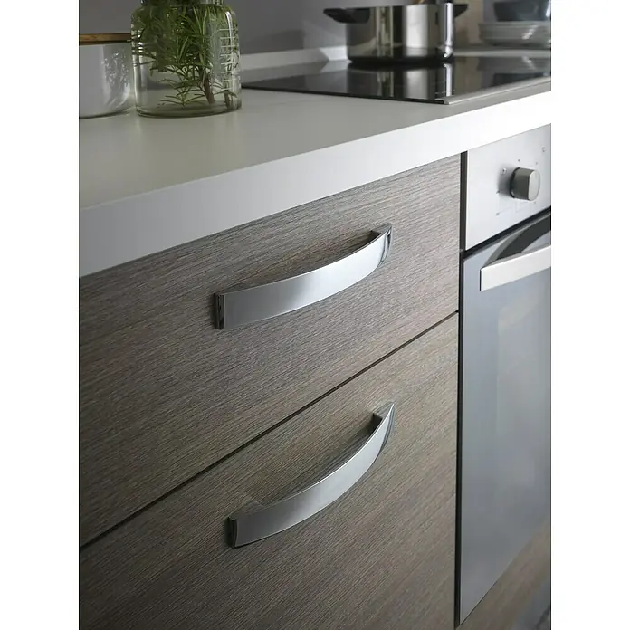 Marinelli Cucine Vormontierte Küchenzeile Rita - Breite: 240 cm, Eiche Grau, Mit Elektrogeräten - Nahaufnahme von modernen Küchenschubladen mit silbernen Griffen in einer stilvollen Küche.
