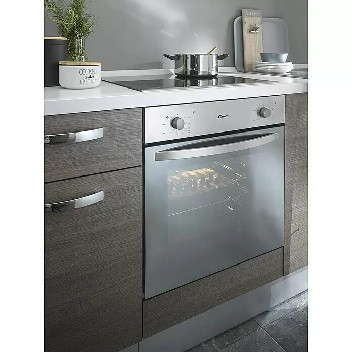 Marinelli Cucine Vormontierte Küchenzeile Rita - Breite: 240 cm, Eiche Grau, Mit Elektrogeräten - Moderne Küche mit Edelstahlbackofen, Induktionskochfeld und dunklen Holzschränken. Im Ofen wird Essen gebacken.