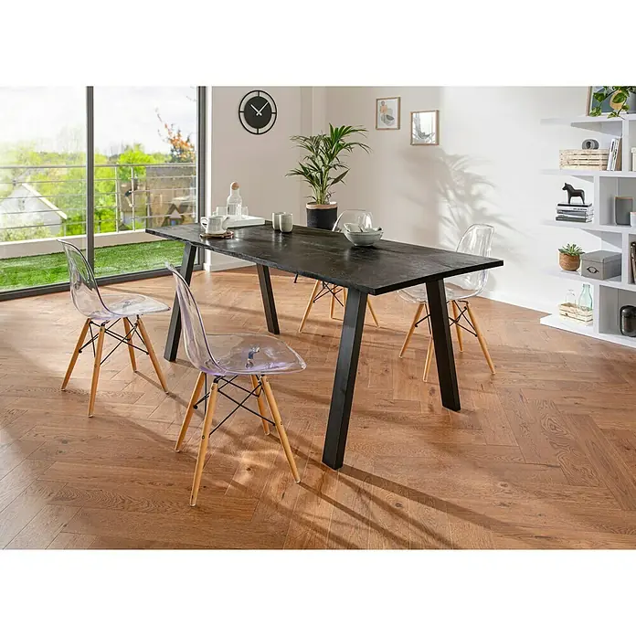 Exclusivholz Tischplatte Esche Salzburg - Esche, 200 x 80 x 2,6 cm - Ein Esstisch mit einer dunklen Tischplatte und schwarzen Beinen ist von transparenten Stühlen mit hellen Holzbeinen umgeben.