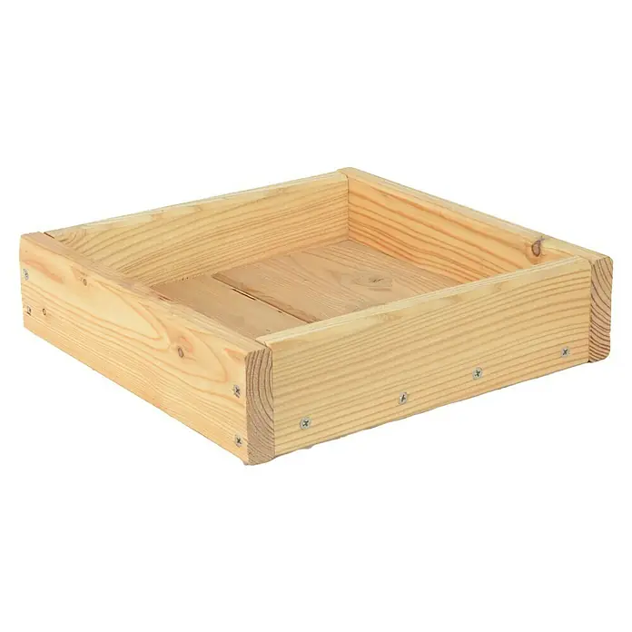 T & J Zaunelement Aalborg - 24 x 6 cm, Aalborg-Serie, Holz, Natur - Ein unbehandelter Holzbehälter, perfekt für die Lagerung oder als dekoratives Element, mit sichtbaren Schrauben und hellen Holzmaserung.