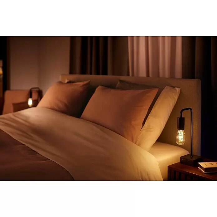Philips Hue Smart-LED-Lampe White Ambiance Filament - E27, Dimmbar, Warmweiß, 550 lm, 7 W, Lampenbezeichnung: ST64, 1 Stk. - Stimmungsaufnahme