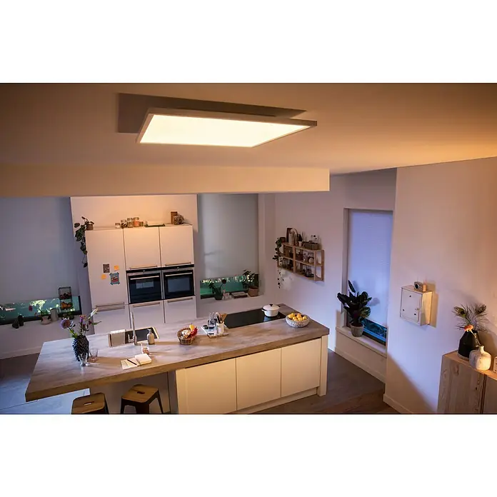 Philips Hue LED-Panel Aurelle39 W, L x B x H: 60 x 60 x 4,6 cm, Weiß, Warmweiß - Ein hell erleuchteter, rechteckiger Deckenleuchte in einer modernen Küche, die für eine angenehme und effiziente Beleuchtung sorgt.