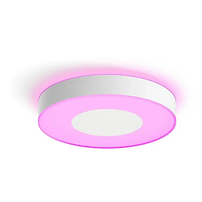Philips Hue LED-Deckenleuchte rund Infuse - 52,5 W, Ø x H: 42,5 x 8,4 cm, Weiß, Mehrfarbig - Nahaufnahme einer modernen LED-Deckenleuchte mit rosa Beleuchtung und weißem Diffusor auf schwarzem Hintergrund.
